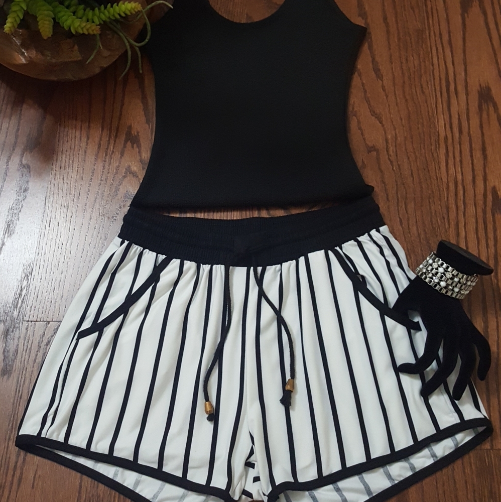 INDERO Black & White Short w/ Pockets Women Sz S/M